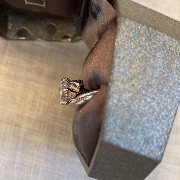 Lovely sparkly faux large diamond ring, 6, NWOT - Picture 4 of 6